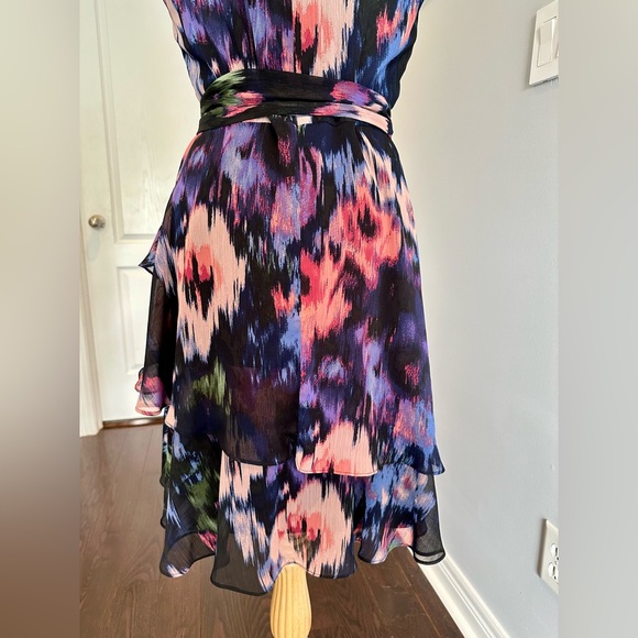 TAHARI Arthur S. Levine Abstract Multi Coloured Print Bow Belted Tiered Dress - Picture 11 of 11